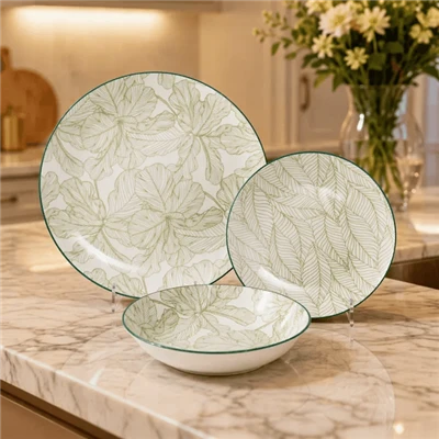 Zestaw ceramicznych naczyń obiadowych ze szkicem zielonego liścia